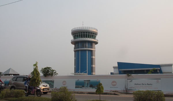Tower bandara Sultan Taha yang baru selesai pembangunannya. Saat ini, hanya tinggal menunggu alat pengamanan untuk apron yang belum datang   